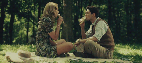 couple-on-a-picnic