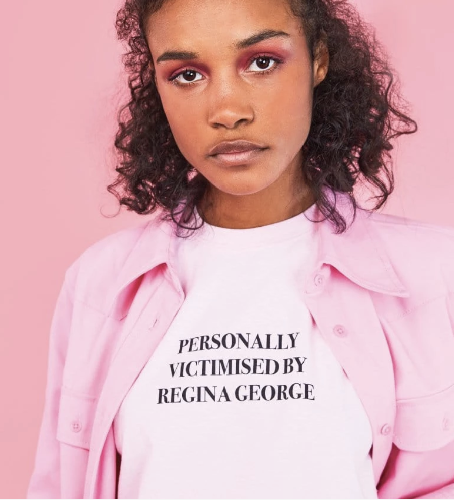 modell har tröja med "personally vitctimised by Regina George"