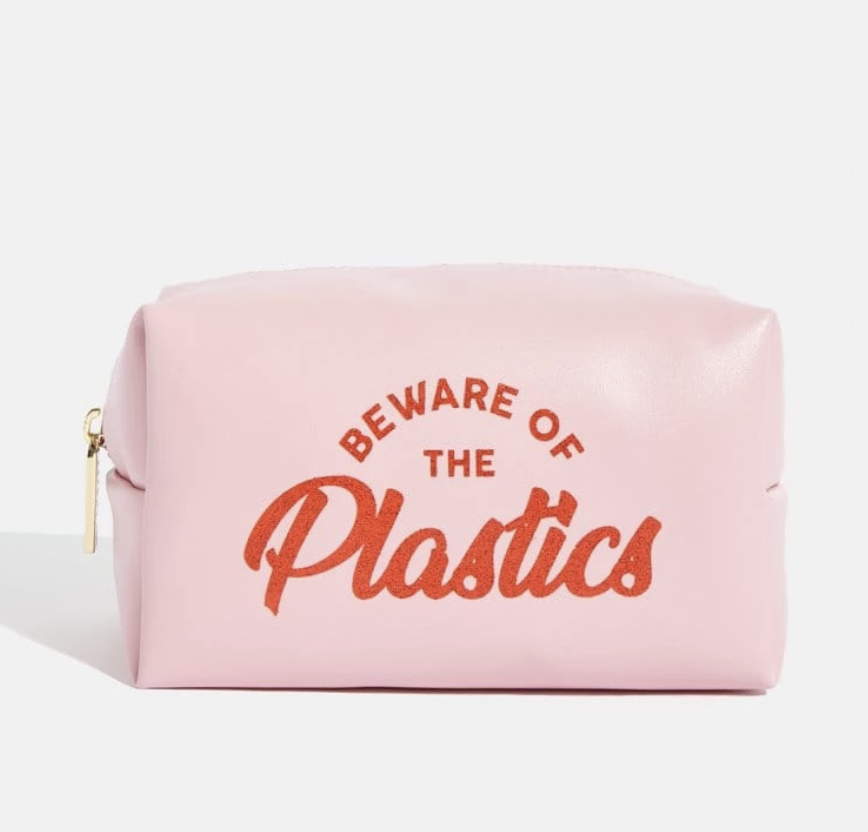 Sminkväska med texten "be ware of the plastic"