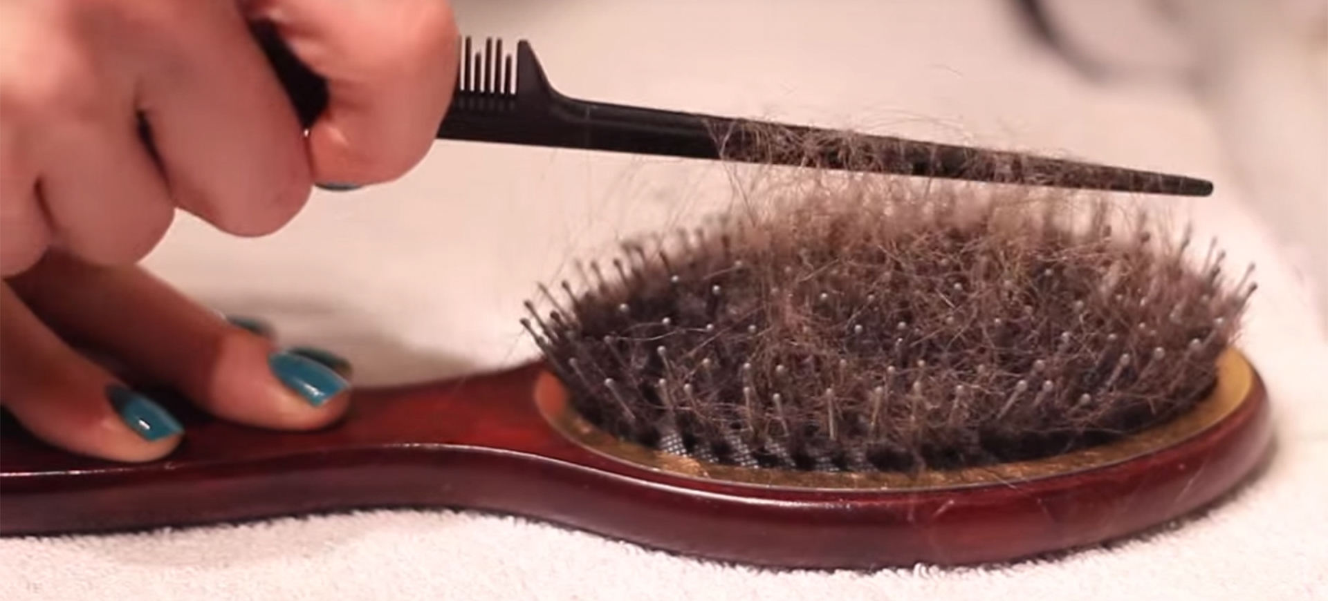 Så enkelt rengör du din hårborste