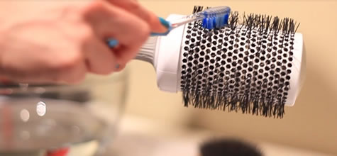 Bästa guiden till hur du rengör dina hårborstar!