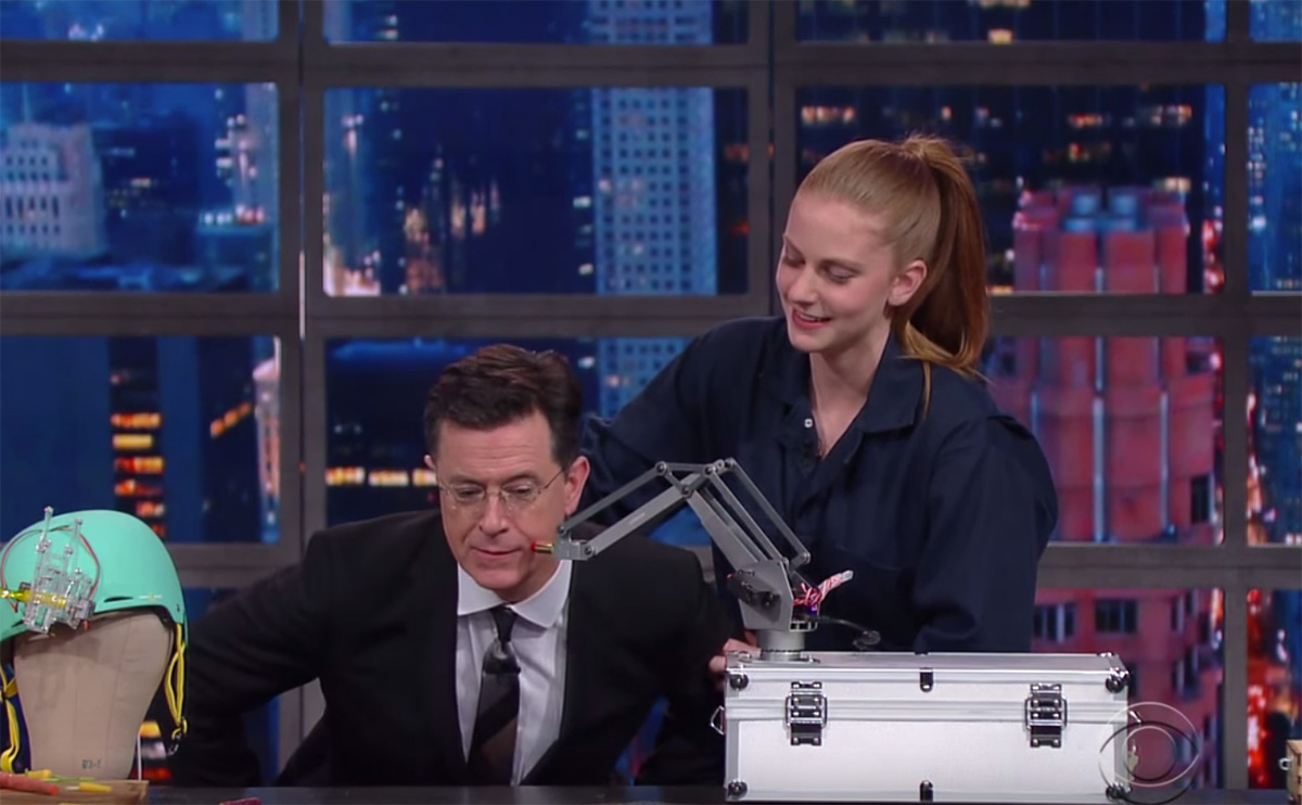 Simone Giertz visar världens roligaste robotar för Stephen Colbert