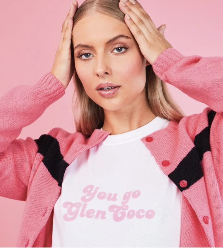 Modellen bär t-shirten "You Go Glenn Coco"