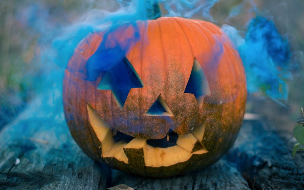 klassisk halloweenpumpa med rökmaskin