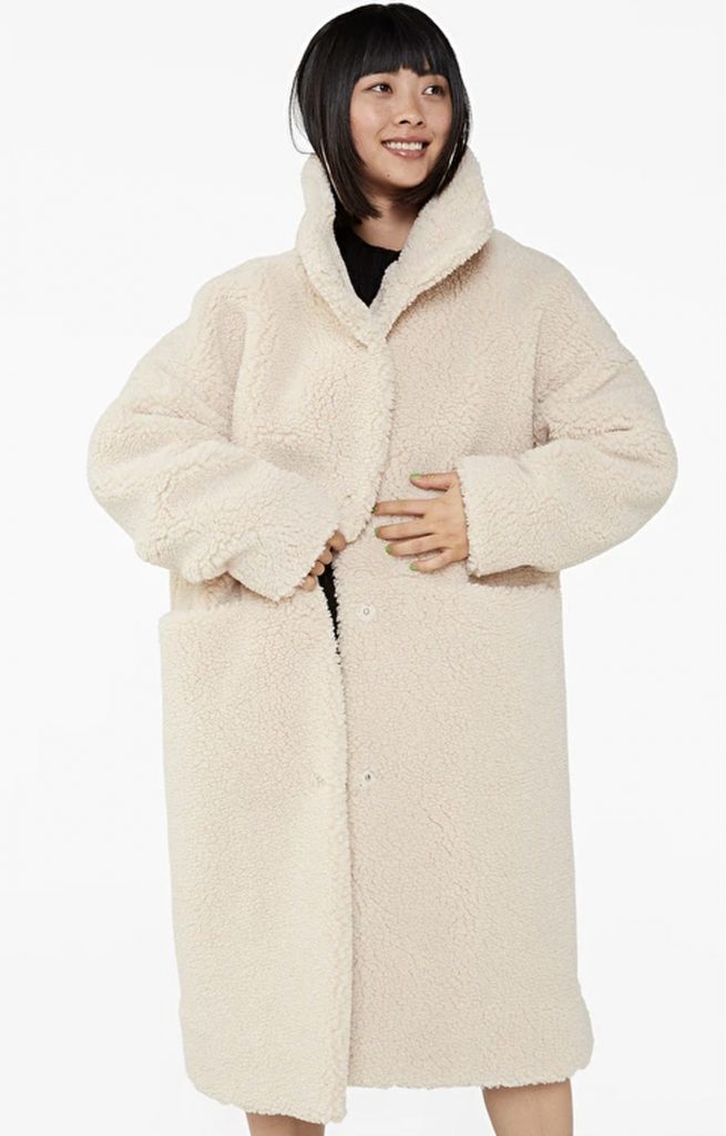 Vinterjacka i teddymaterial för dam.