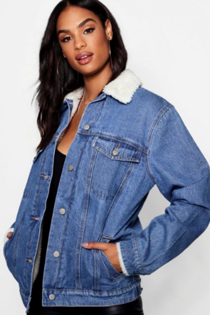 blå denimjacka med teddykrage