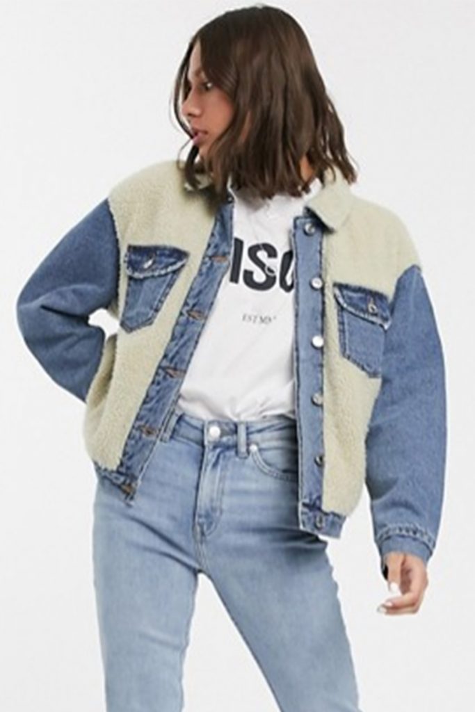 blå denimjacka med teddy