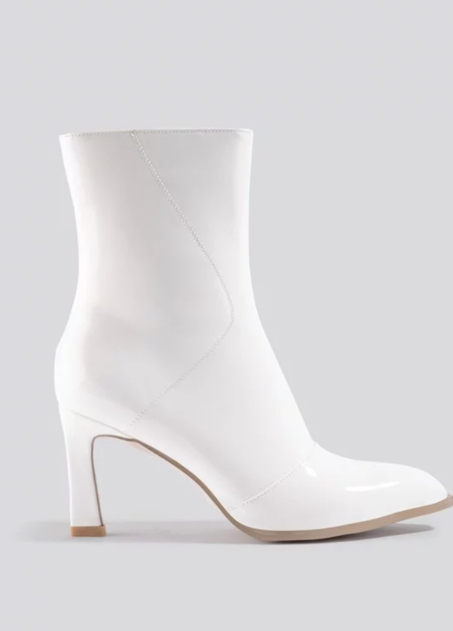 Snygga vita skor som vi alla vill ha.