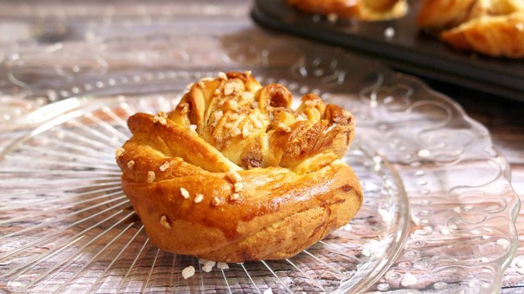 Saffransbullar mandelmassa, vit choklad och vaniljkräm.