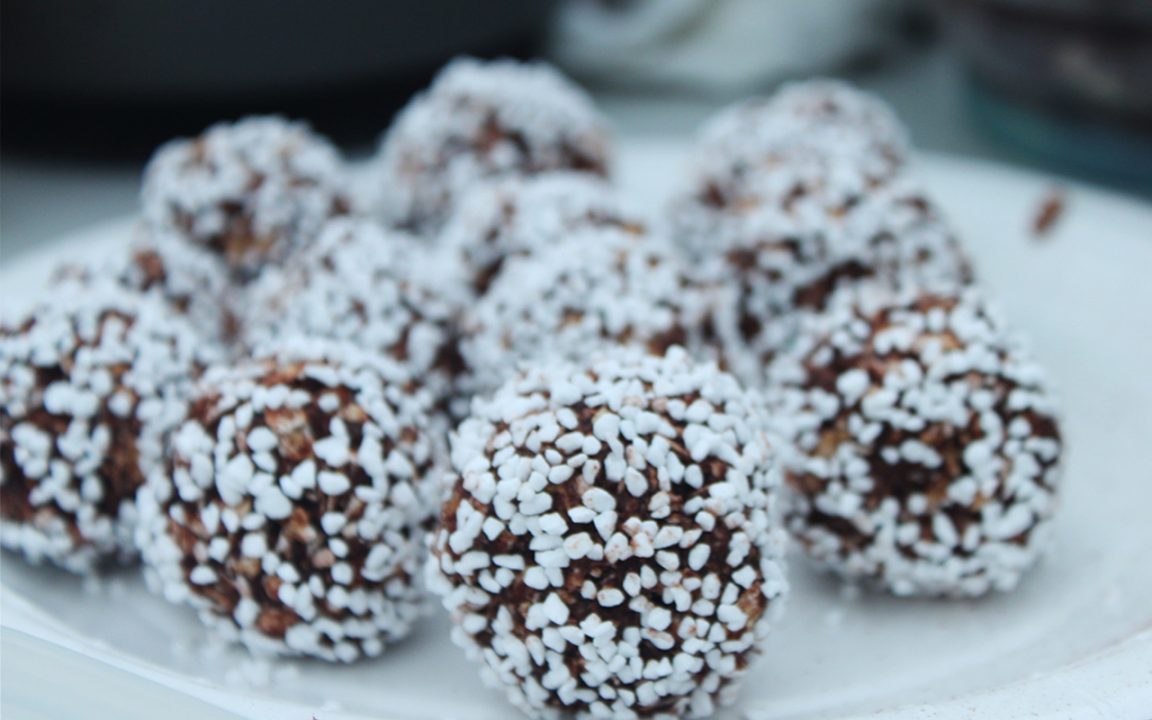 chokladbollar med mörk choklad chokladbollar med mörk choklad