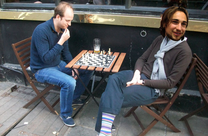 Idol-Kevin kan spela schack. 