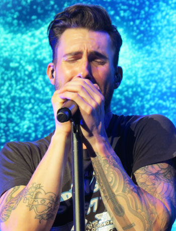 Adam Levine sjunger för i blått. 