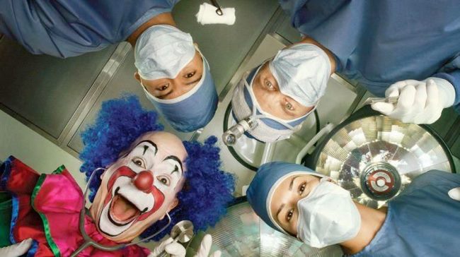 Kirurger och en clown.