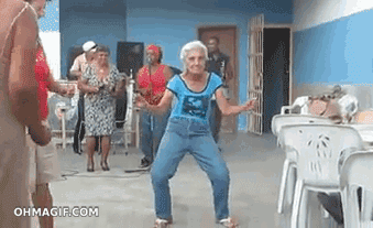 Äldre dam dansar